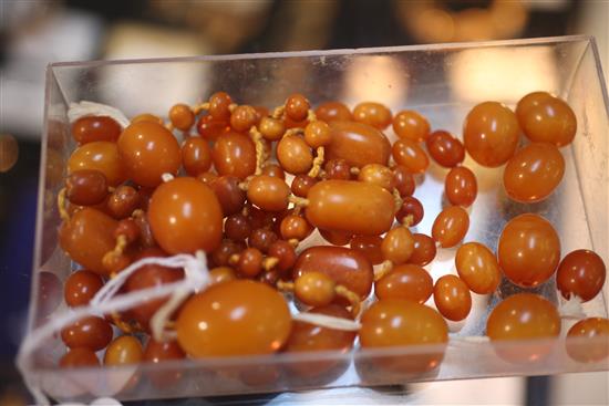 A single strand amber bead necklace and a small quantity of loose amber beads, necklace 30in.
